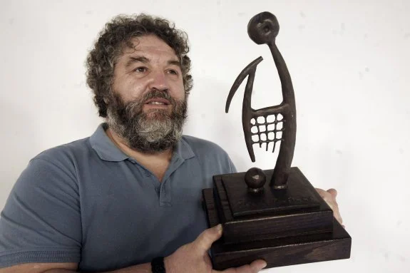 César Castaño, con el trofeo que distinguirá a Eusebio. 