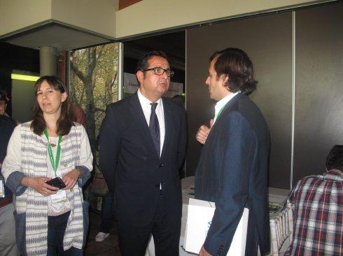 Julio Zapico, ayer, en el centro, antes de su intervención.. 