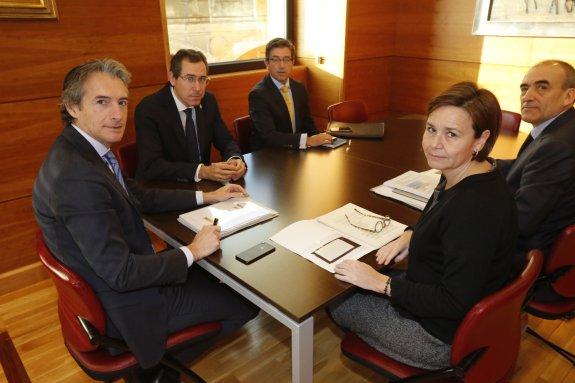 El ministro de Fomento, Íñigo de la Serna, con Moriyón y Couto el pasado mes de enero. 