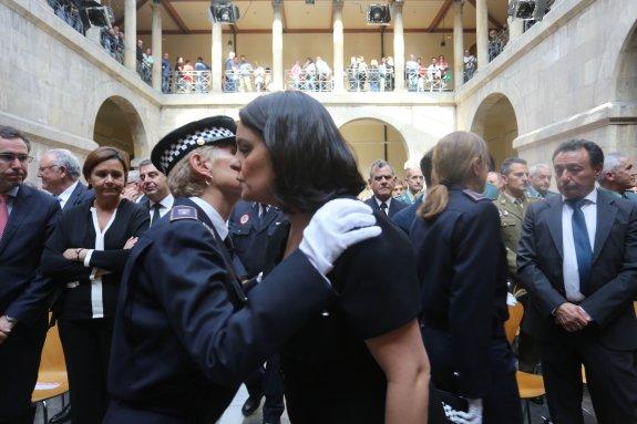 La hija de Charo Castelao, Andrea, recibe el pésame de una policía ante la presencia de la alcaldesa y Fernando Couto. 