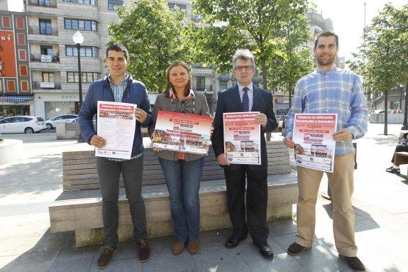 Alain Mora (Ecubo), Guadalupe Zapico (Working Comunicación), Joaquín Suárez Colunga (Colegio de Aparejadores) e Igor Ferreras (Giroa-Veolia), con el cartel del congreso. 