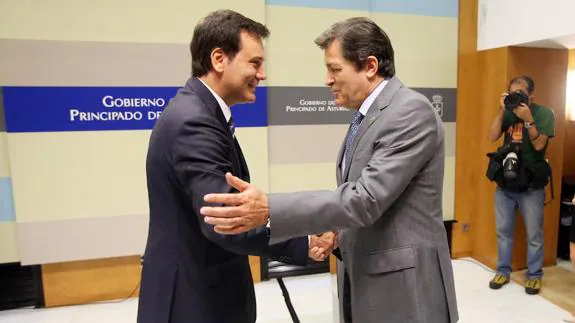 Javier Fernández saluda a Francisco Blanco en su toma de posesión.