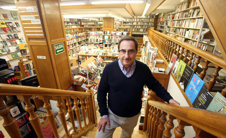 Julio Rojo, propietario de la librería Ojanguren