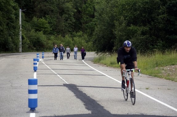 Un ciclista ayer la nueva pista con las autoridades municipales caminando detrás. 