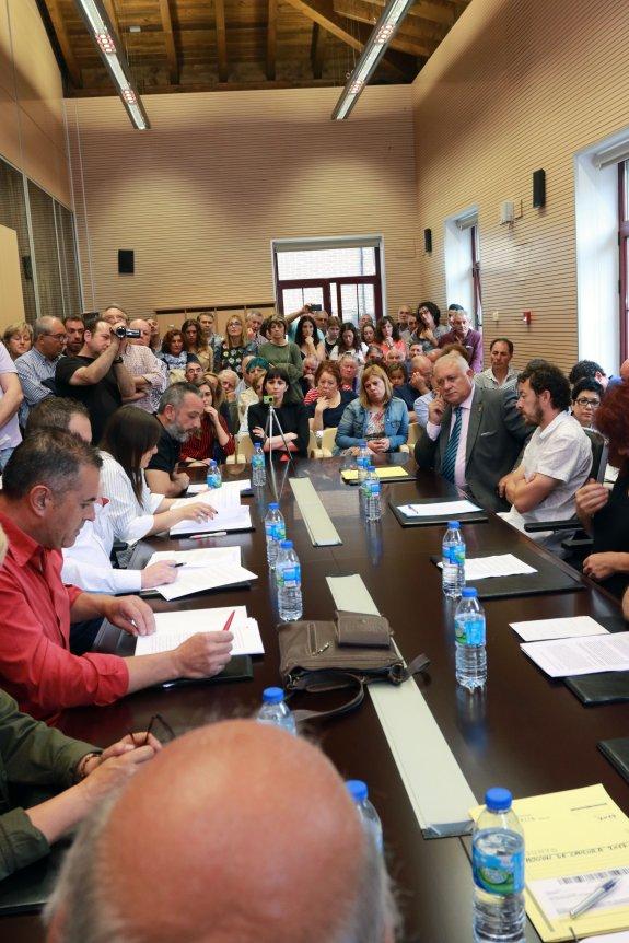 Jesús Álvarez Barbao, al fondo a la derecha, escucha a Maximino García, en el concurrido Pleno. 