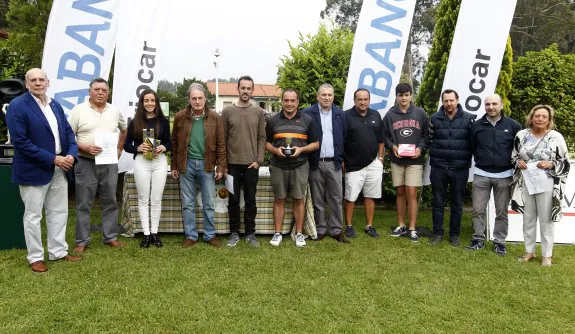 Daniel Blanch, José González, Cecilia Alonso, Rafael Joglar, Iván Ponte, Misael Álvarez, José María Jardón, Luis y Javier Neira, Ignacio Manjarín, Diego Oliveira y María Isabel Meana, tras la clausura del Trofeo EL COMERCIO-ABANCA, en el campo de La Llorea. 