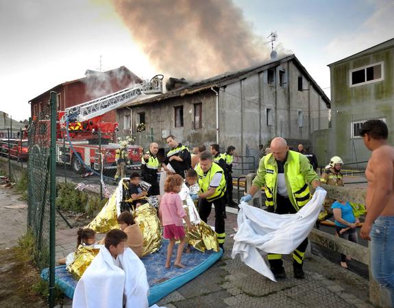 Un pavoroso incendio en una vivienda en ruinas de Bilbao destroza a una familia avilesina