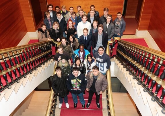 Algunos de los Erasmus que este curso escogieron la Universidad de Oviedo para completar su formación académica, durante una visita al Ayuntamiento de Oviedo. 