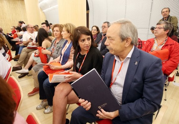 Adriana Lastra y Wenceslao López conversan minutos antes de comenzar el precongreso. 