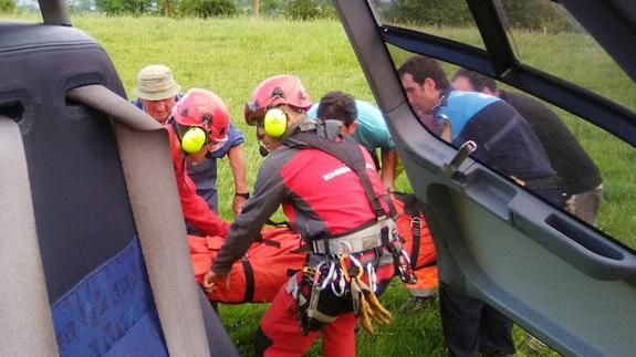 Momento en el que el ganadero herido es evacuado en helicóptero. 