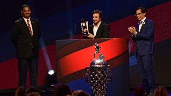 Fernando Alonso recibe, en Estados Unidos, el premio como mejor novato del año en Indy 500. 