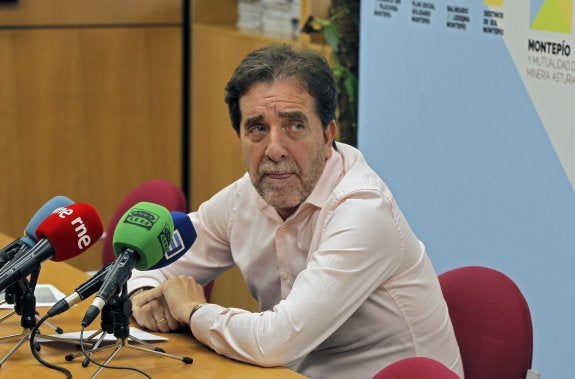 Juan José González Pulgar, ayer, durante su comparecencia en la sede del Montepío. 