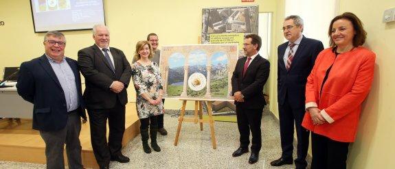 En el centro, Concepción Paredes, Diego Valiño, Genaro Alonso, Ángel Pérez y Otilia Requejo durante la presentación del sello . 