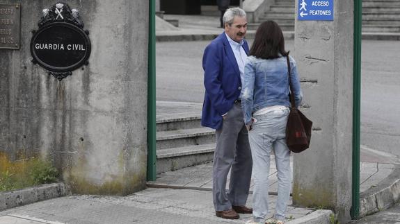 El exconsejero Graciano Torre, a las puertas de la Comandancia ovetense 
