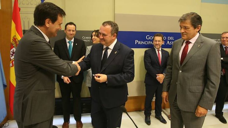 Francisco Blanco saluda al ya consejero de Industria, Isaac Pola, ante Javier Fernández.