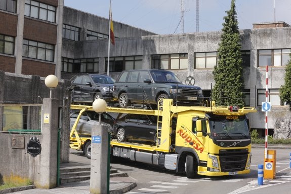 Los vehículos incautados, ayer, en el aparcamiento del cuartel del Rubín. 