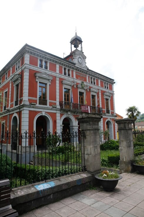 La Casa Consistorial de Cabañaquinta, ayer. 