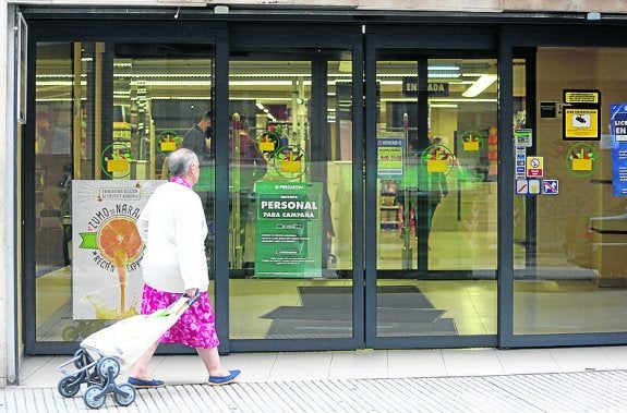 Una clienta llega a una tienda de Mercadona en Gijón. 