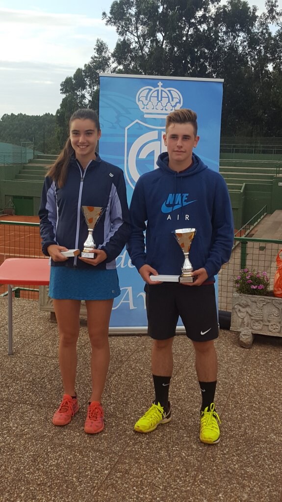 María Martínez y Pablo Fernández, en el Tenis Avilés. :: C. S.