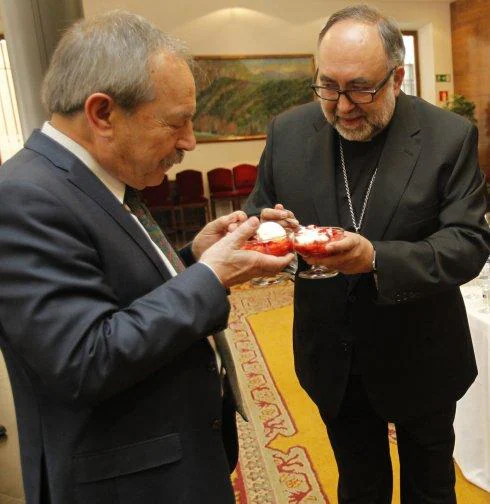 El alcalde y el arzobispo durante de las fresas de 2016. 