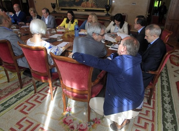 José Agustín Cuervas-Mons conversa con Gaspar Llamazares, ayer, al inicio de la reunión. 