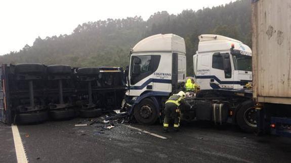 Abren un carril de la autovía del Cantábrico tras siete horas cortada por el accidente de dos camiones
