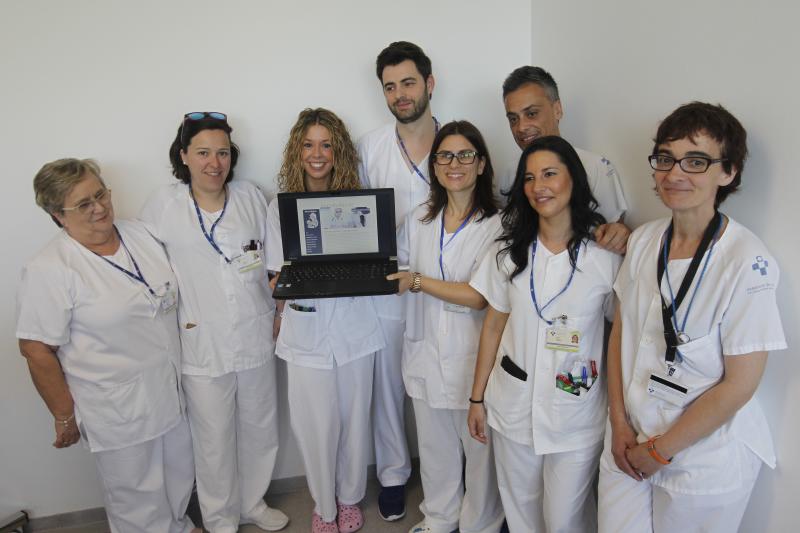 Carmen Vena (izq.), supervisora de planta de Oncología del HUCA, junto a Ana Villarmea, Carmen Montila, Carolina Samalea, Silvia Santos e Irene Pérez. Detrás, José Antonio Cardo y José Ángel Blanco