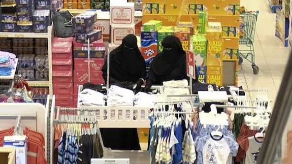 Dos mujeres cataríes realizan compras ante el cierre de fronteras. 