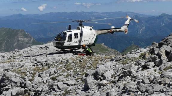 El helicóptero rastreó el escarpado entorno de Torre Altaiz, donde han aparecido los dos cadáveres.