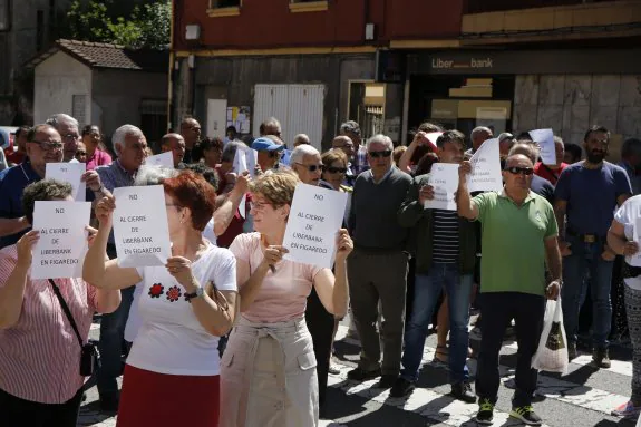 Los vecinos de Figaredo, ayer, durante la protesta. 