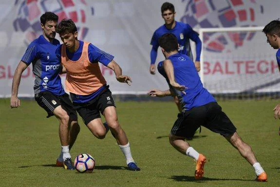 Lucas Torró trata de dejar atrás en carrera a Toché y Nando durante el entrenamiento.