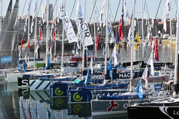 La flota de la Regata Solitaire URGO Le Figaro, amarrada ayer en los pantalanes del Puerto Deportivo de Gijón. 