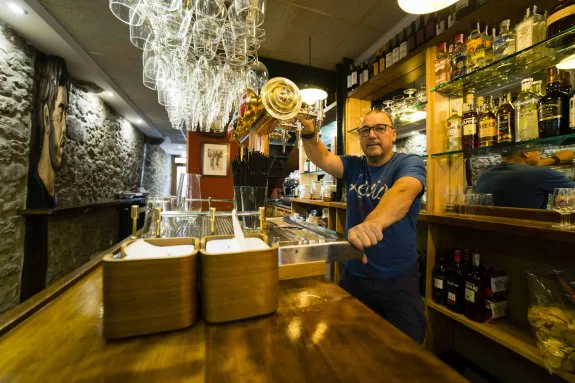 Fernando Armas tras la barra del Pinín, que hoy abre sus puertas en el número 5 de la calle Mayor. 