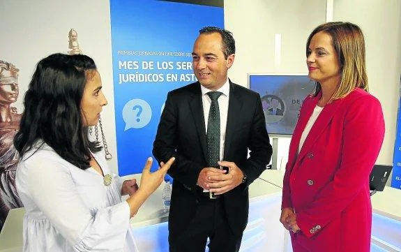 La periodista Ángela S. Cifuentes conversa con Rubén Cueto y Arancha Balbuena. 