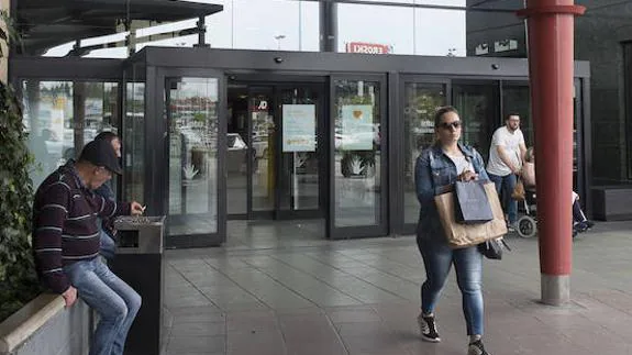 Entrada al centro comercial más próxima al lugar donde ocurrió la pelea.