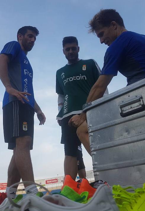 Nando, Juan Carlos y Susaeta conversan en un descanso del entrenamiento.