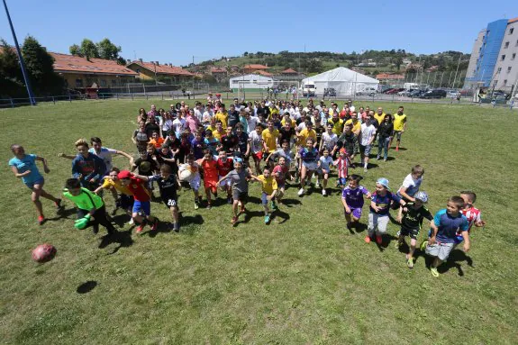 Jugadores de las distintas categorías del Puerto de Gijón, durante la fiesta de final de temporada. 