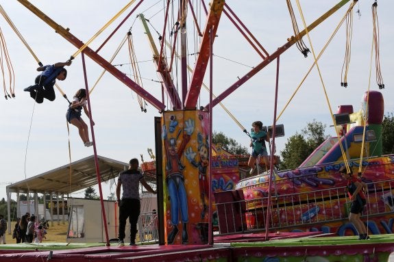 Los más pequeños disfrutaron de las atracciones instaladas en el prau de la fiesta. 