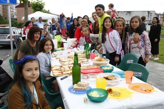 Los vecinos se reunieron en la comida en la calle. :: PATRICIA BREGÓN