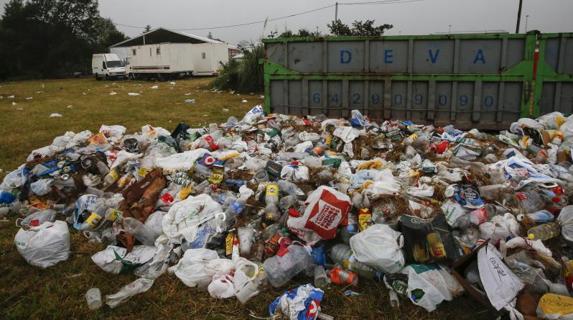 Basura acumulada en el prau de la fiesta de Cabueñes.