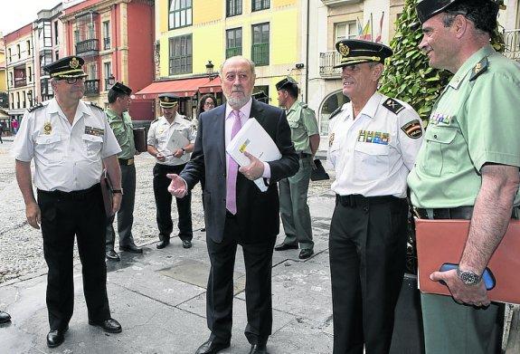 José Manuel López Solís, segundo de la comisaría de Gijón; el delegado del Gobierno, Gabino de Lorenzo; el jefe Superior de Policía, Ignacio José Díaz Salazar; y el jefe de zona de la Guardia Civil, Francisco Javier Almiñana, en la plaza Mayor. 