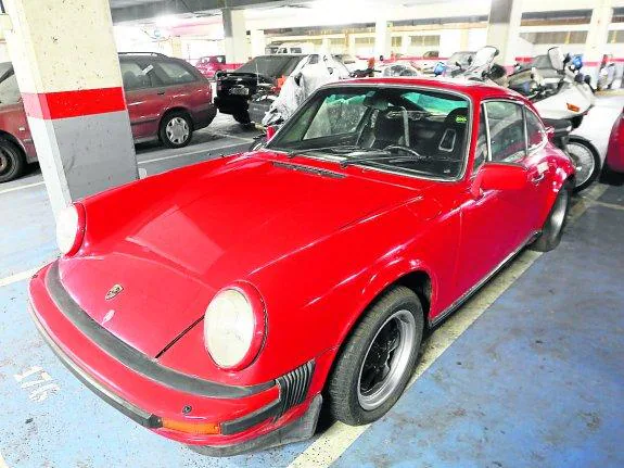 El Porsche 911 SC, en el depósito municipal del aparcamiento de La Exposición. 