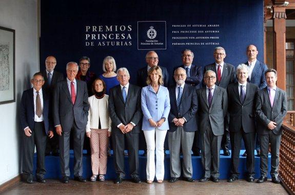 Atrás, Manuel Toharia, Teresa Rodrígo, Inés Rodríguez, Luis Fernández-Vega, Álvaro Giménez Cañete, Santiago García Granda y Bernardo Hernández. Abajo, Miguel Delibes, Enrique Moreno, Clara Menéndez, Pedro Miguel Echenique, Cristina Garmendia, Salvador Moncada, Ginés Morata, Juan Luis Arsuaga y Juan Ignacio Cirac. 