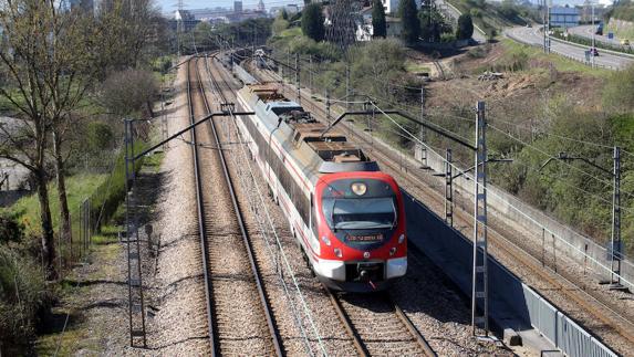 La caída de un árbol corta casi dos horas el tráfico ferroviario en Olloniego