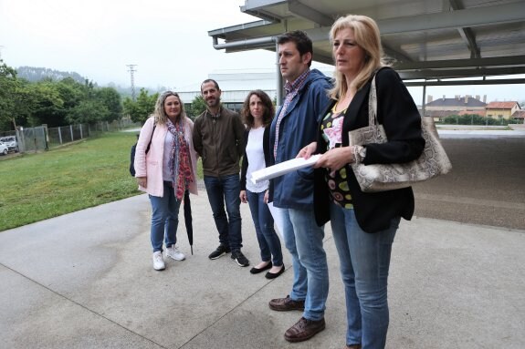 Aurora Cienfuegos, a la derecha, acompañada por el aparejador Juan Freije; la directora del centro, Elisa Álvarez; el alcalde, Ángel García y Paula Onís, concejala de Foro. 