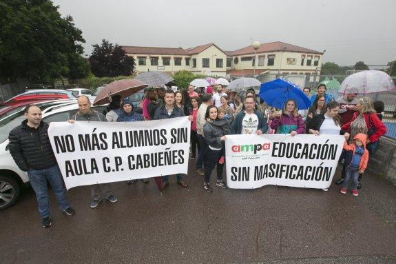 Padres y profesores, con pancartas ante el centro. :: JORGE PETEIRO