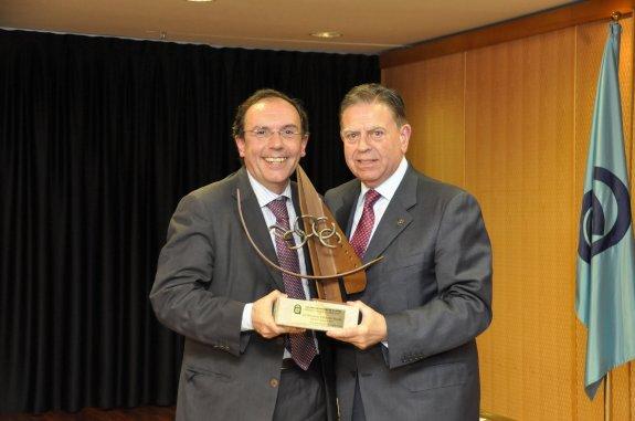 Fernando Villabella y Alfredo Canteli, con el premio. 