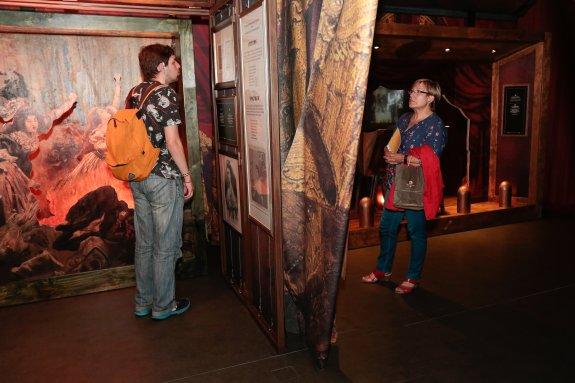 Visitantes en la carpa de sobre los orígenes del cine. 