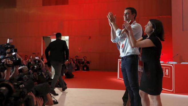 Adriana Lastra, junto al líder del PSOE, Pedro Sánchez, en el 39 congreso federal de los socialistas. 