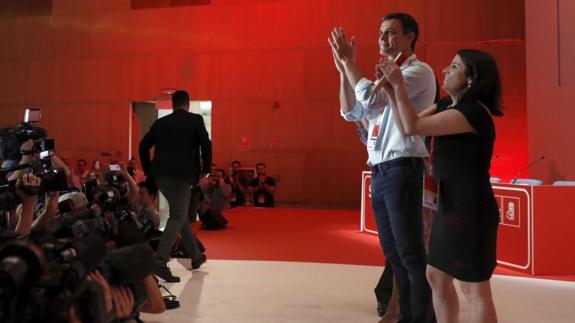  Pedro Sánchez y Adriana Lastra en el congreso del PSOE. 